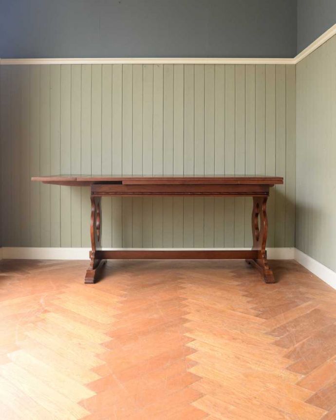 片方を開いた折り畳みテーブル