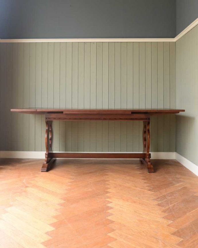 天板を広げた伸長式テーブル