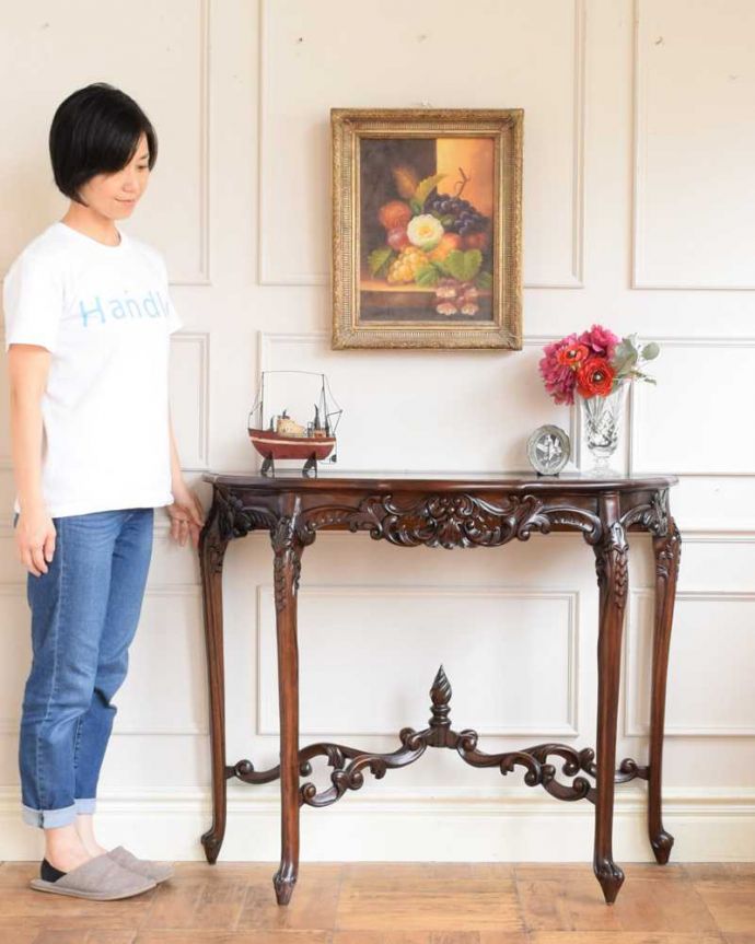 アンティーク風のコンソールテーブル