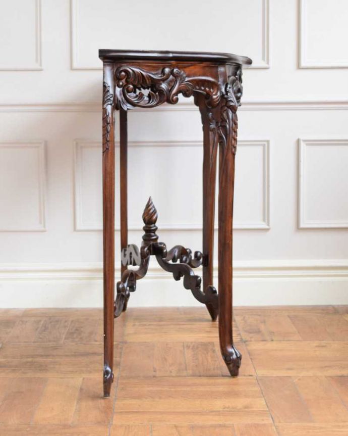 アンティーク風家具の横