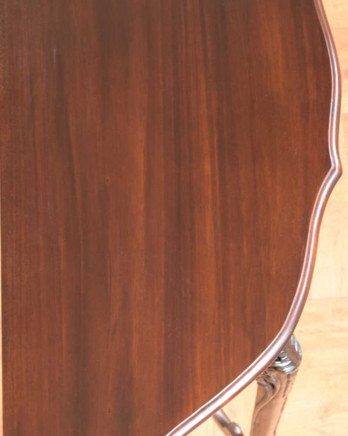 テーブルの天板の木目