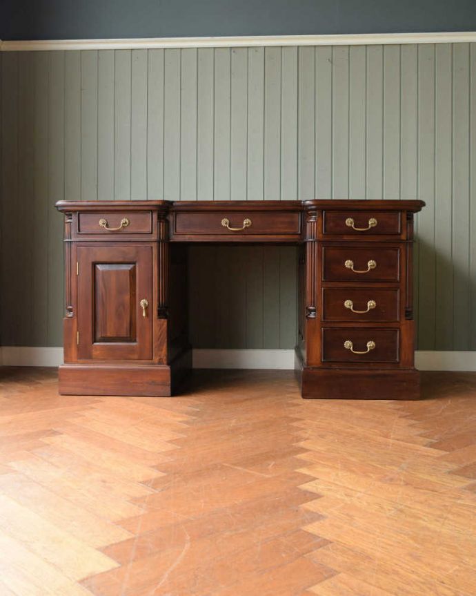 デスクの後ろ姿