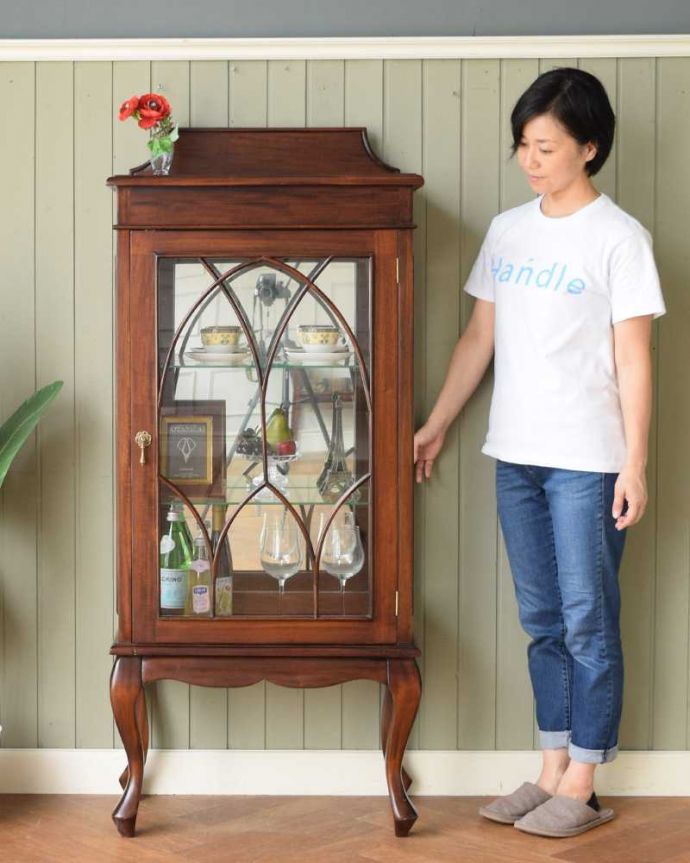 アンティーク風のおしゃれなキャビネット