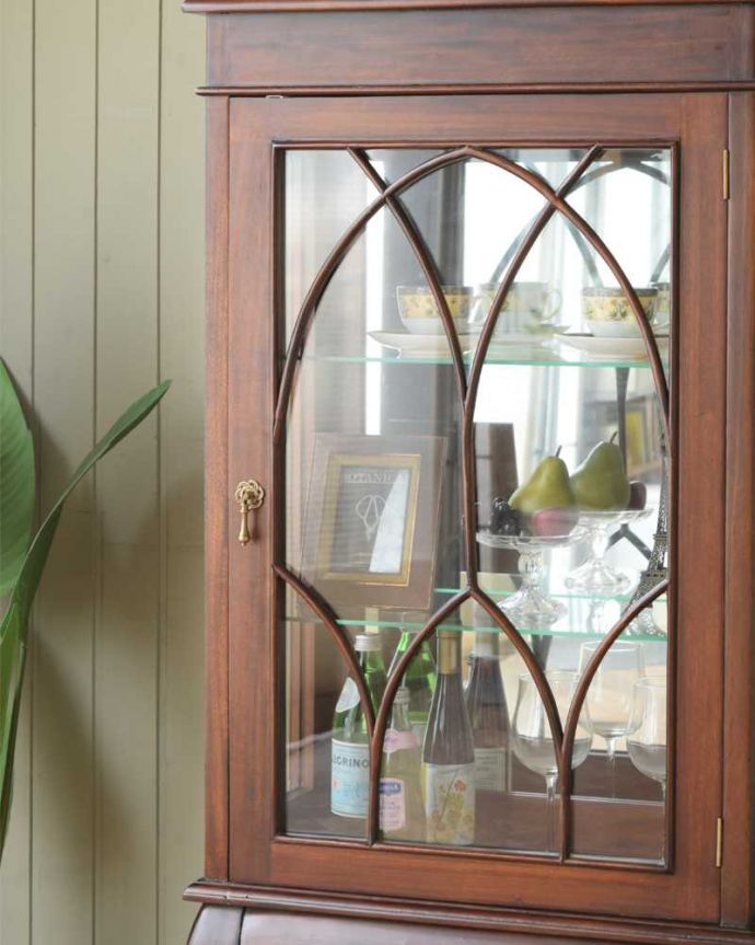 アンティーク風のキャビネット