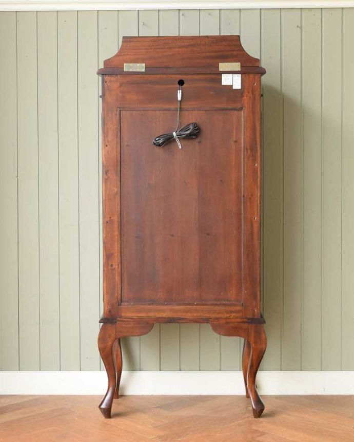 キャビネットの後ろ