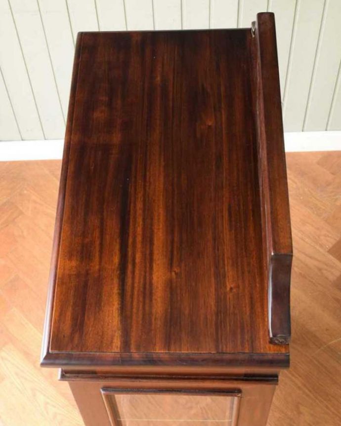 キャビネットの天板