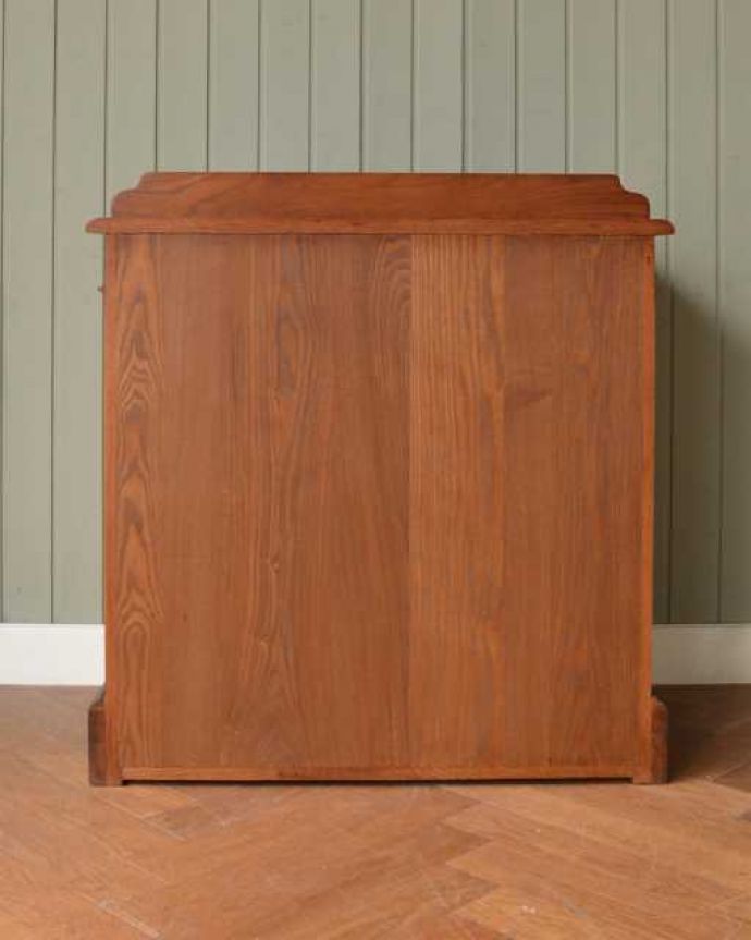 チェストの後ろ姿