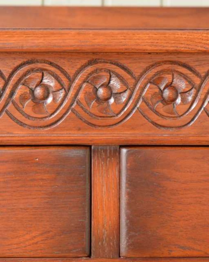 アンティーク風家具の装飾