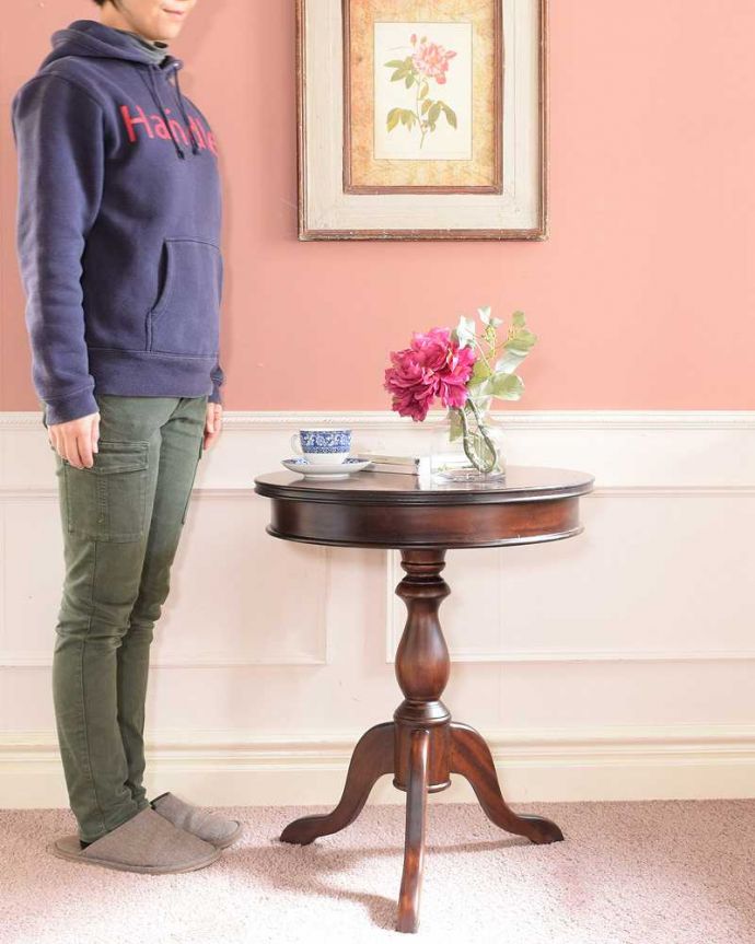 アンティーク風のオケージョナルテーブル