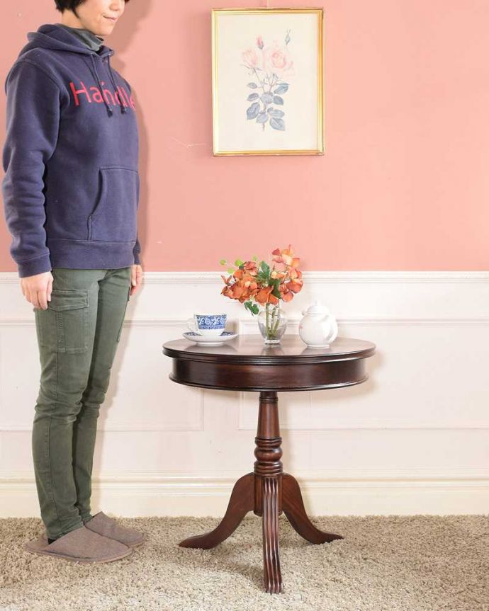 アンティーク風のオケージョナルテーブル