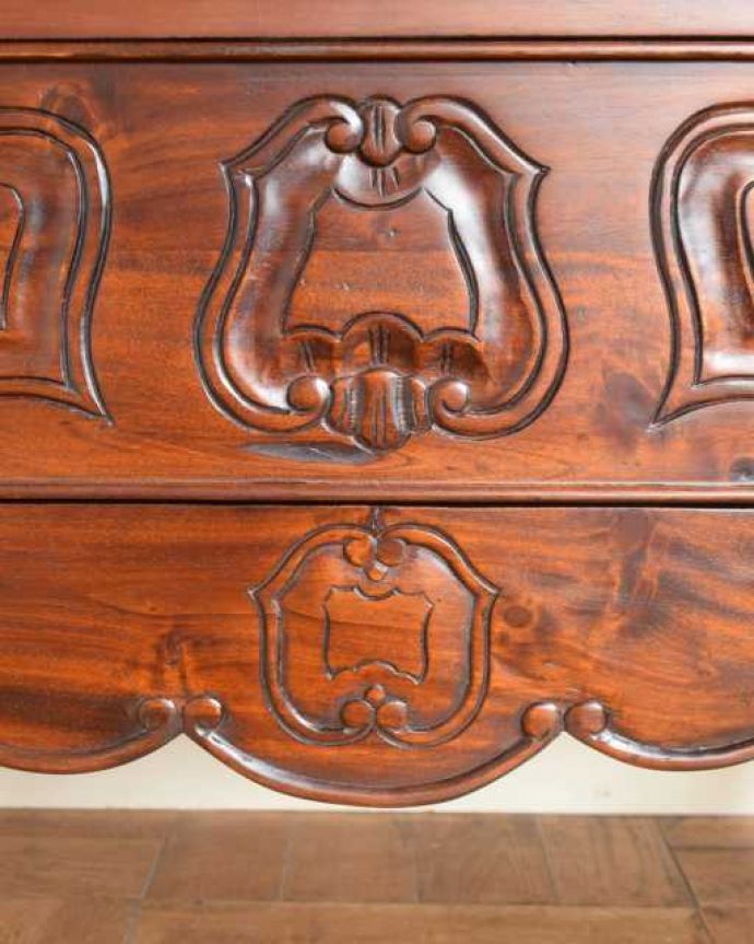 アンティーク風家具の装飾