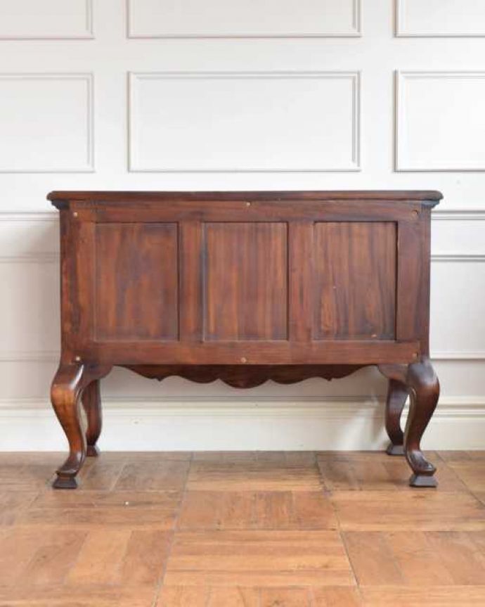 チェストの後ろ姿