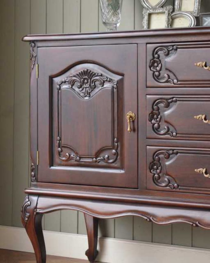 木扉のキャビネット　アンティーク風　アンティーク家具屋が選んだ、優雅なフォルムが美しいアンティーク風のサイドボード。可愛いお花の彫女性らしいお花の彫が、扉や引き出しなど、いろんなところに彫られています。(y-362-f)