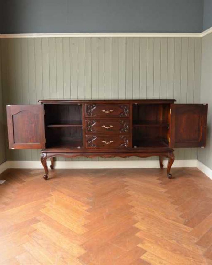 木扉のキャビネット　アンティーク風　アンティーク家具屋が選んだ、優雅なフォルムが美しいアンティーク風のサイドボード。扉の中を見てみると…扉を開けるとこんな感じ。(y-362-f)