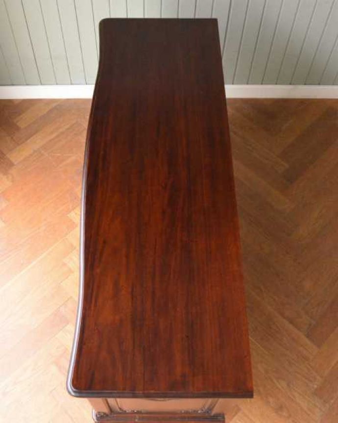 木扉のキャビネット　アンティーク風　アンティーク家具屋が選んだ、優雅なフォルムが美しいアンティーク風のサイドボード。上から見ると･･･天板の形も優雅な曲線。(y-362-f)