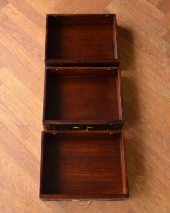 木扉のキャビネット　アンティーク風　アンティーク家具屋が選んだ、優雅なフォルムが美しいアンティーク風のサイドボード。引き出しの中は･･･いろんなものをたっぷり収納できる引き出しが3杯ついています。(y-362-f)