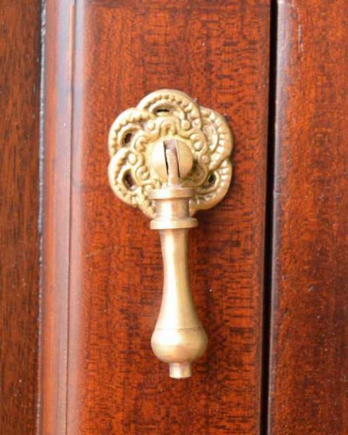 木扉のキャビネット　アンティーク風　アンティーク家具屋が選んだ、優雅なフォルムが美しいアンティーク風のサイドボード。アクセサリーの様な取っ手ちょっとした所にもこだわってデザインされています。(y-362-f)