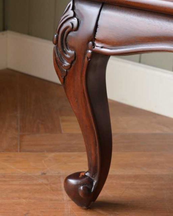 木扉のキャビネット　アンティーク風　アンティーク家具屋が選んだ、優雅なフォルムが美しいアンティーク風のサイドボード。女性１人でもラクに運べちゃうヒミツHandleの家具は、脚の裏にフェルトキーパーをお付けしているので、床を滑らせれば女性でも移動がカンタンに出来ます！ご安心下さい。(y-362-f)