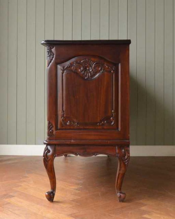 木扉のキャビネット　アンティーク風　アンティーク家具屋が選んだ、優雅なフォルムが美しいアンティーク風のサイドボード。横顔だっても美しい正面だけじゃなく横から見ても、実は結構凝った造り。(y-362-f)