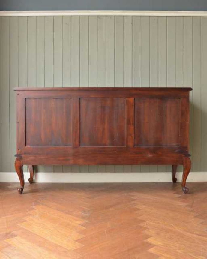 木扉のキャビネット　アンティーク風　アンティーク家具屋が選んだ、優雅なフォルムが美しいアンティーク風のサイドボード。後ろ姿も見て下さい裏側はこんな感じで仕上げてあります。(y-362-f)