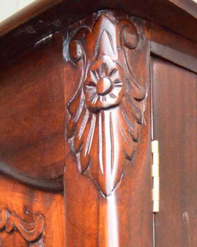 木扉のキャビネット　アンティーク風　アンティーク家具屋が選んだ、優雅なフォルムが美しいアンティーク風のサイドボード。こんな所も･･･角の部分にもお花の彫。(y-362-f)