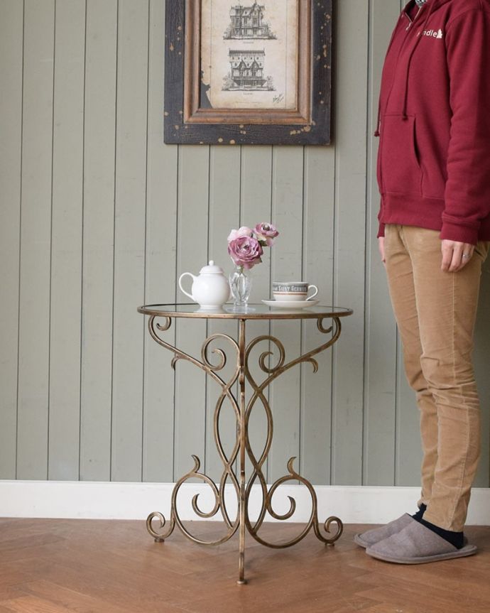 アンティーク風の家具 アンティーク風 アイアンの曲線が美しい、アンティーク風のガラス天板のティーテーブル(L)。アイアンの曲線が作り出す美しいフォルム優雅な曲線のアイアンで造られたティーテーブル。(y-363-f)