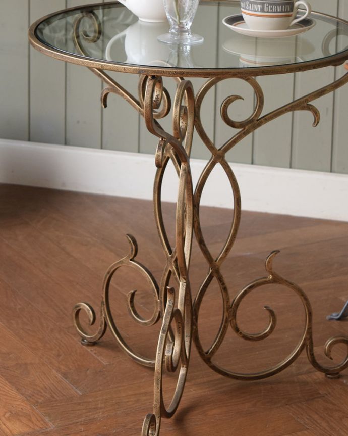 アンティーク風の家具 アンティーク風 アイアンの曲線が美しい、アンティーク風のガラス天板のティーテーブル(L)。優雅な立ち姿にうっとり・・・落ち着いたゴールド色の脚が魅力的です。(y-363-f)