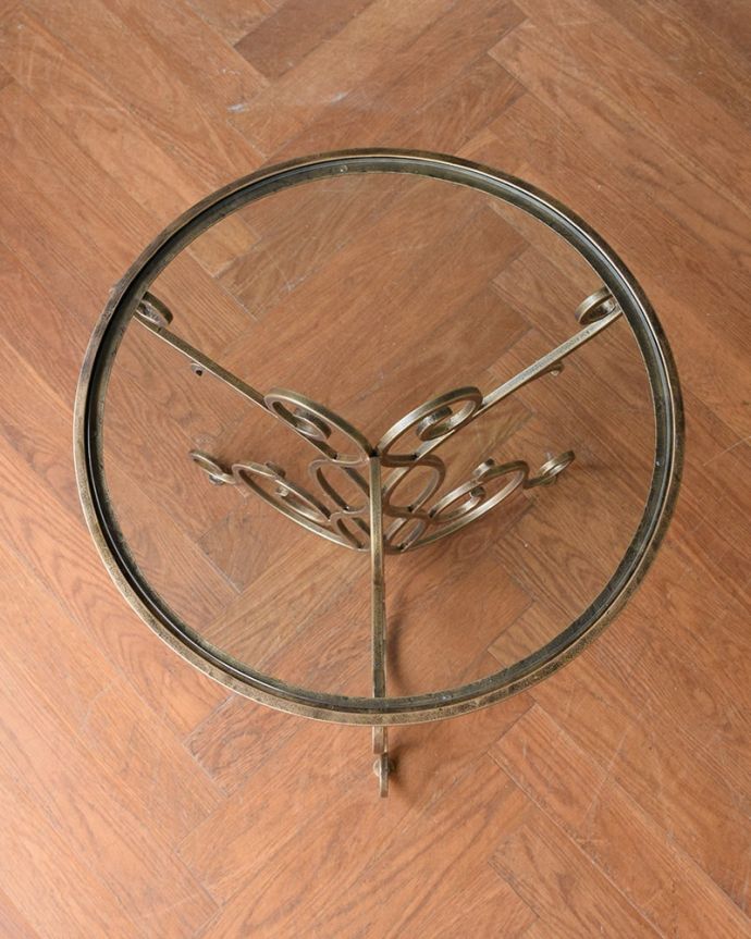 アンティーク風の家具 アンティーク風 アイアンの曲線が美しい、アンティーク風のガラス天板のティーテーブル(L)。上から見ると・・・天板はガラス張り。(y-363-f)