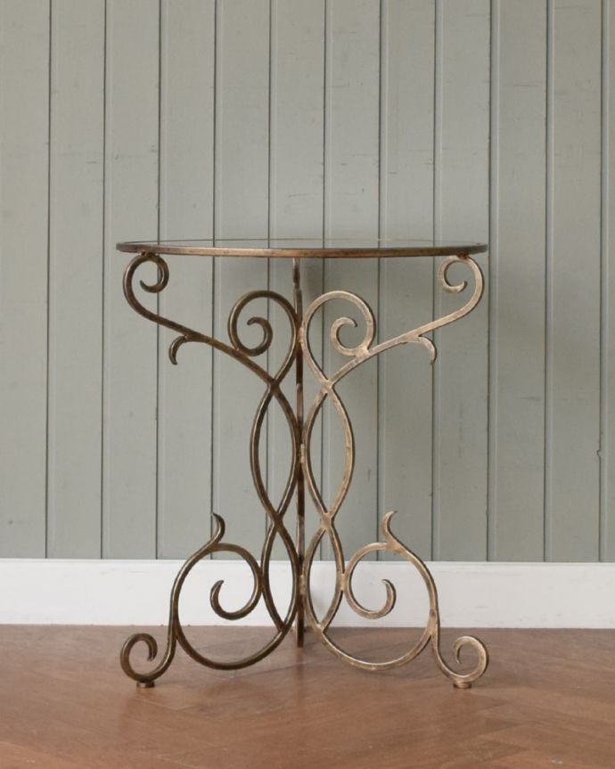アンティーク風の家具 アンティーク風 アイアンの曲線が美しい、アンティーク風のガラス天板のティーテーブル(L)。横から見てもステキ角度を変えてみてみると、こんな感じです。(y-363-f)