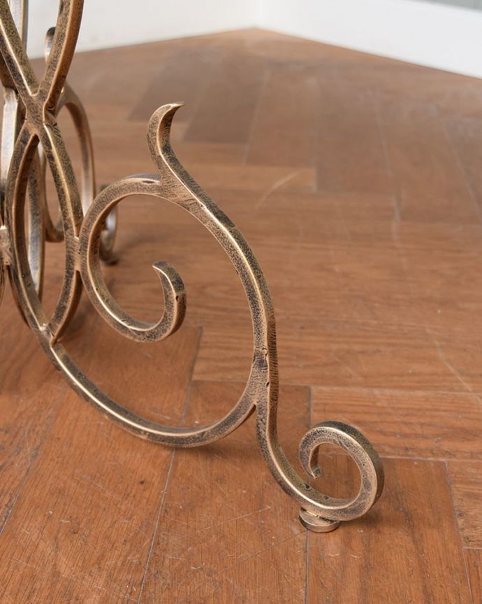 アンティーク風の家具 アンティーク風 アイアンの曲線が美しい、アンティーク風のガラス天板のティーテーブル(L)。持ち上げなくても移動できますHandleの家具の脚の裏にはフェルトキーパーをお付けしているので、床を滑らせてラクに移動できます。(y-363-f)