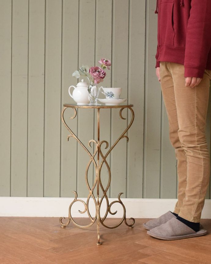 アンティーク風のアイアンテーブル