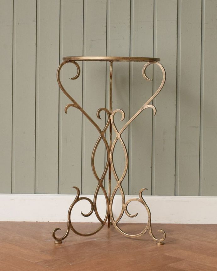 サイドテーブルの側面