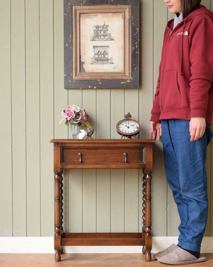 アンティーク風のコンソールテーブル