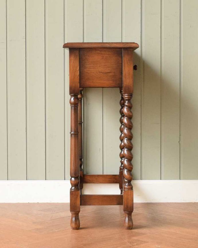 アンティーク風家具の横