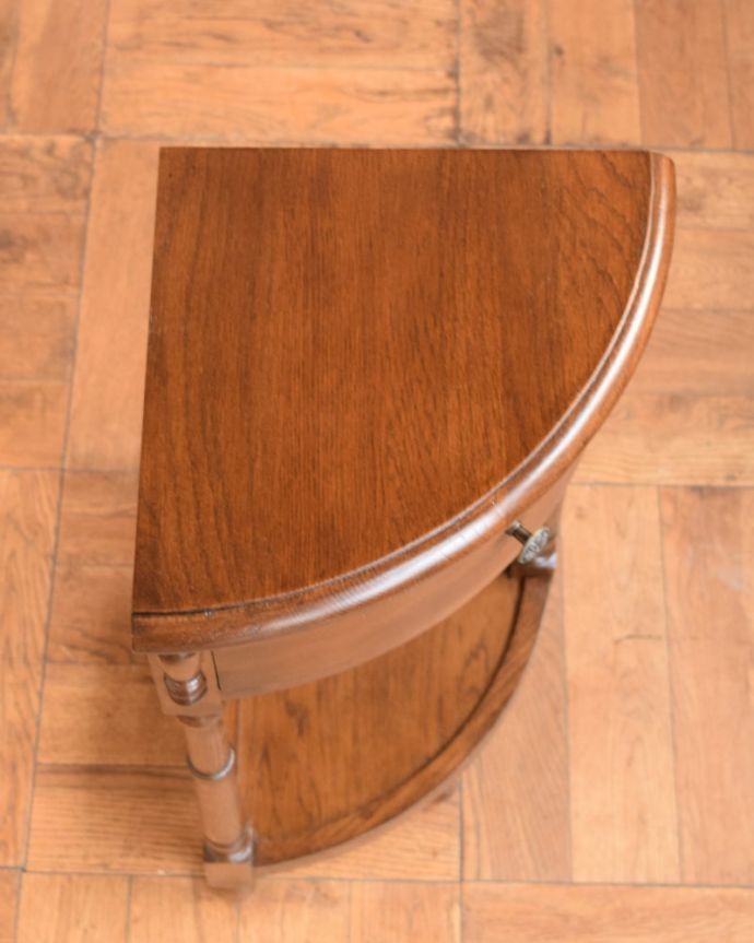 アンティーク風の家具 アンティーク風 アンティーク風の家具、コーナーに置ける引き出し付きのミニテーブル。上から見ると1/4のお月様が見えますクオータームーン(1/4月型)の天板。(y-366-f)