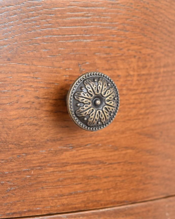 アンティーク風の家具 アンティーク風 アンティーク風の家具、コーナーに置ける引き出し付きのミニテーブル。小さなパーツにもこだわり引き出しの取っ手にはかわいい取っ手がちょこんとついています。(y-366-f)