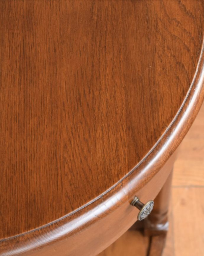 アンティーク風の家具 アンティーク風 アンティーク風の家具、コーナーに置ける引き出し付きのミニテーブル。近づいて見てみると・・・天然木なので、木目は一枚一枚違います。(y-366-f)