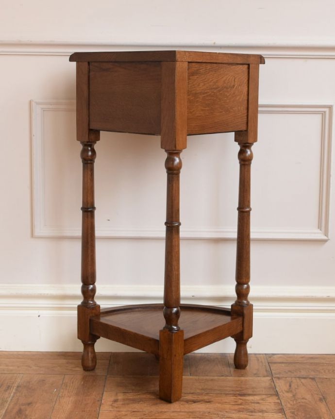 アンティーク風の家具 アンティーク風 アンティーク風の家具、コーナーに置ける引き出し付きのミニテーブル。さらにクルッと回転裏側はこんな感じで仕上げてあります。(y-366-f)