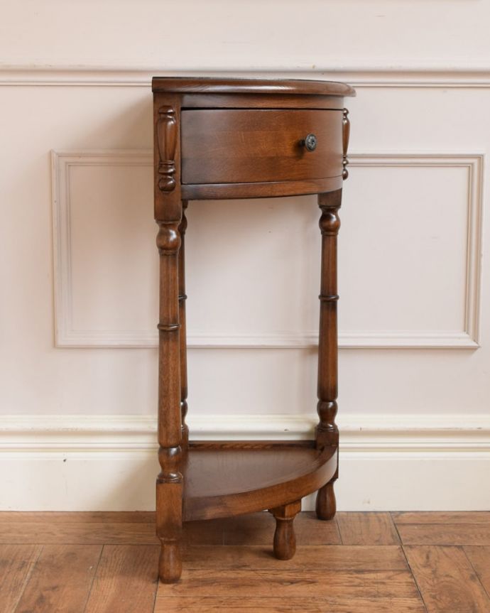 アンティーク風の家具 アンティーク風 アンティーク風の家具、コーナーに置ける引き出し付きのミニテーブル。横から見ると・・・もちろん、横から見ても素敵なんです。(y-366-f)