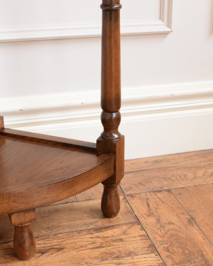 アンティーク風の家具 アンティーク風 アンティーク風の家具、コーナーに置ける引き出し付きのミニテーブル。持ち上げなくても移動できます!Handleの家具は、脚の裏にフェルトキーパーをお付けしていますので、床を滑らせてれば女性1人でも移動が簡単です。(y-366-f)