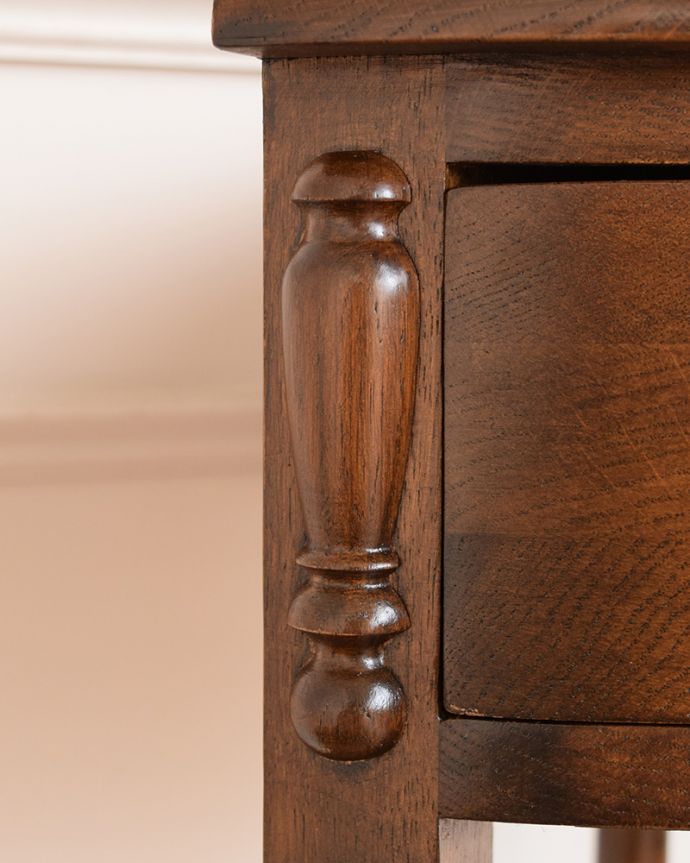 アンティーク風の家具 アンティーク風 アンティーク風の家具、コーナーに置ける引き出し付きのミニテーブル。アンティークのような装飾英国家具らしいかっこいい装飾があります。(y-366-f)