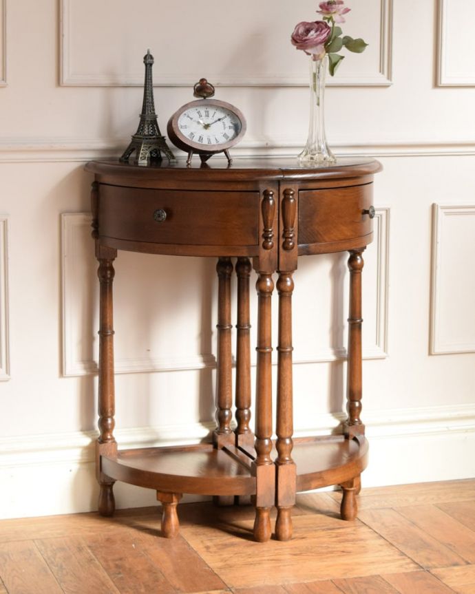 アンティーク風の家具 アンティーク風 アンティーク風の家具、コーナーに置ける引き出し付きのミニテーブル。2台並べるとハーフムーンなんと2台を並べると、ハーフムーン型のコンソールになっちゃうんです。(y-366-f)