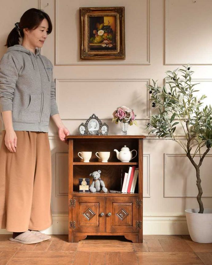 アンティーク風の家具 アンティーク風 アンティーク家具屋が選んだアンティーク風の家具、コンパクトサイズの本棚。英国アンティーク風のオープンキャビネットオープンタイプのキャビネットは、便利に使える実力派。(y-368-f)