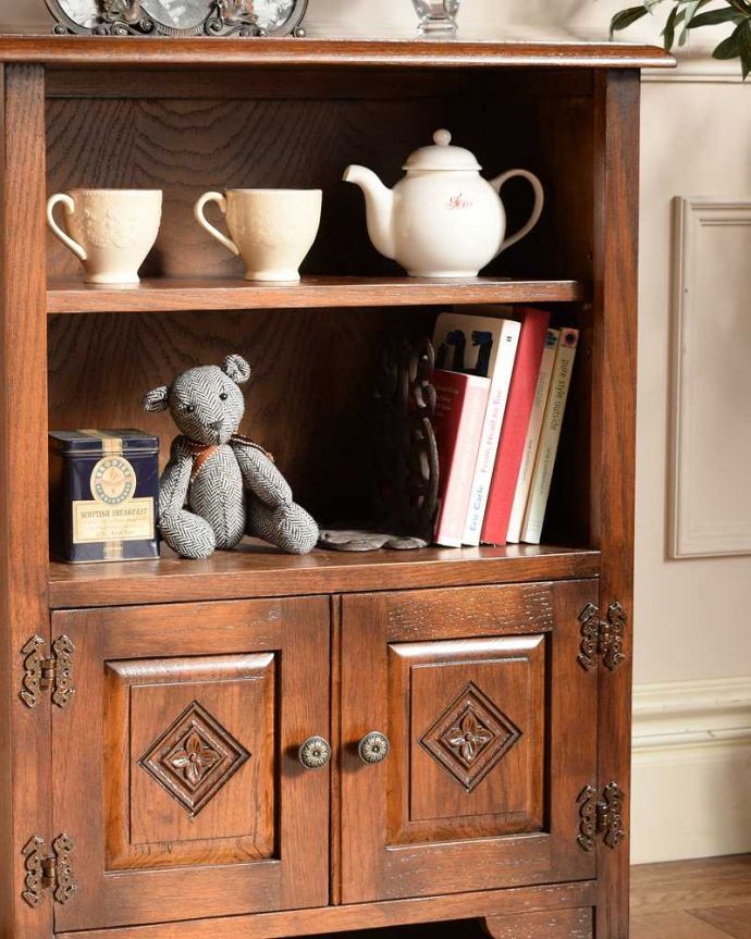 アンティーク風の家具 アンティーク風 アンティーク家具屋が選んだアンティーク風の家具、コンパクトサイズの本棚。扉の収納も付いている実力派オープン棚だけじゃなく扉も付いているので、見せたくないものはこの中へ。(y-368-f)