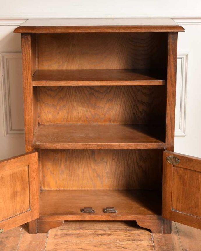 アンティーク風の家具 アンティーク風 アンティーク家具屋が選んだアンティーク風の家具、コンパクトサイズの本棚。扉の中を開けみると・・・扉を開けると、こんな感じになっています。(y-368-f)