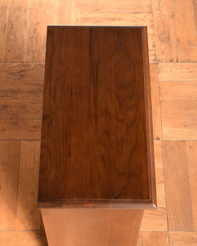 アンティーク風の家具 アンティーク風 アンティーク家具屋が選んだアンティーク風の家具、コンパクトサイズの本棚。上から見てみると・・・天然木を使っているので、一枚一枚木目は違います。(y-368-f)