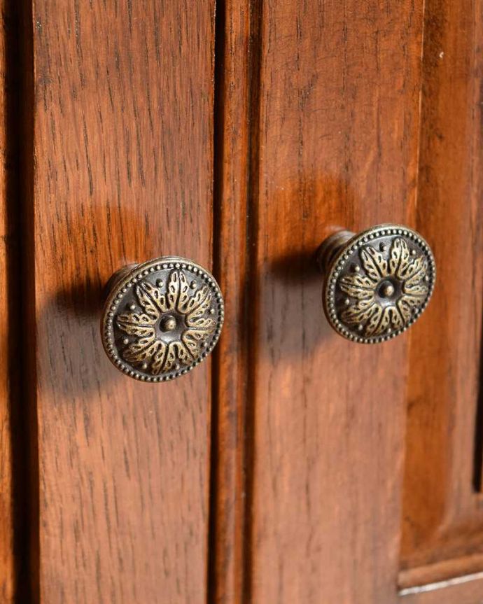 アンティーク風の家具 アンティーク風 アンティーク家具屋が選んだアンティーク風の家具、コンパクトサイズの本棚。素敵な取っ手アンティーク風のデザインが美しい取っ手。(y-368-f)