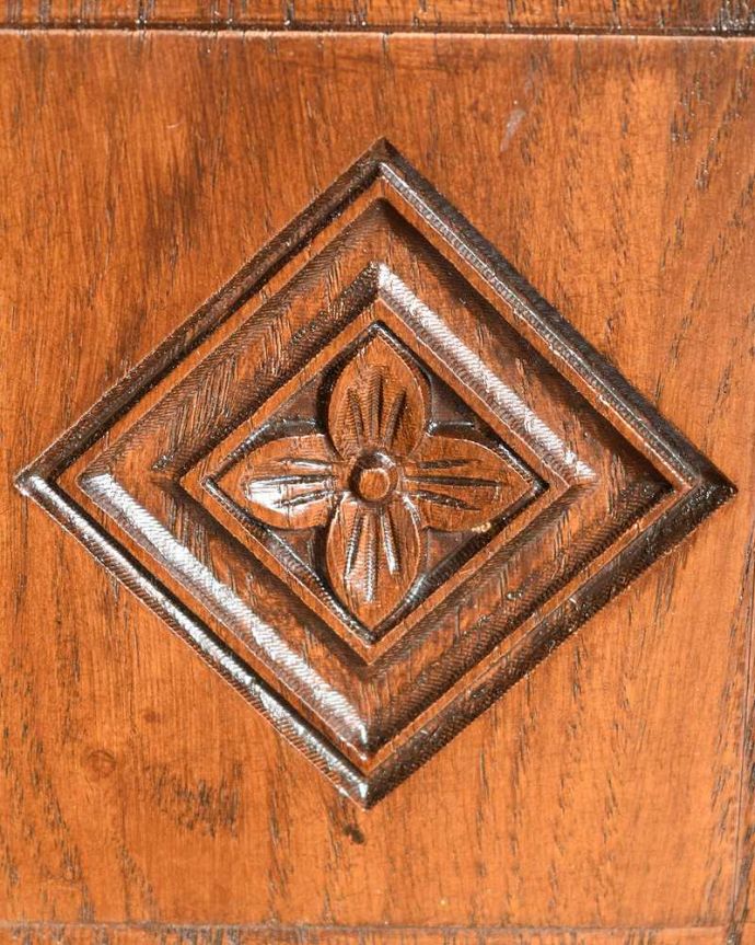 アンティーク風の家具 アンティーク風 アンティーク家具屋が選んだアンティーク風の家具、コンパクトサイズの本棚。アンティークのような装飾下扉にはまるで本物のアンティーク家具のような浮き彫りがしっかり入っています。(y-368-f)