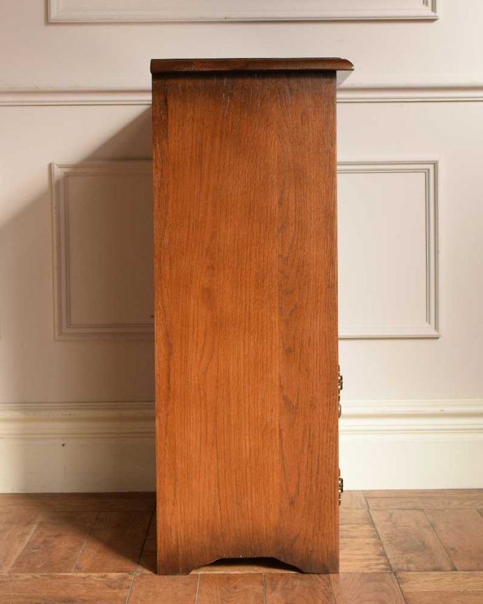 アンティーク風の家具 アンティーク風 アンティーク家具屋が選んだアンティーク風の家具、コンパクトサイズの本棚。横から見ても素敵なんですもちろん、横から見てもキレイです。(y-368-f)