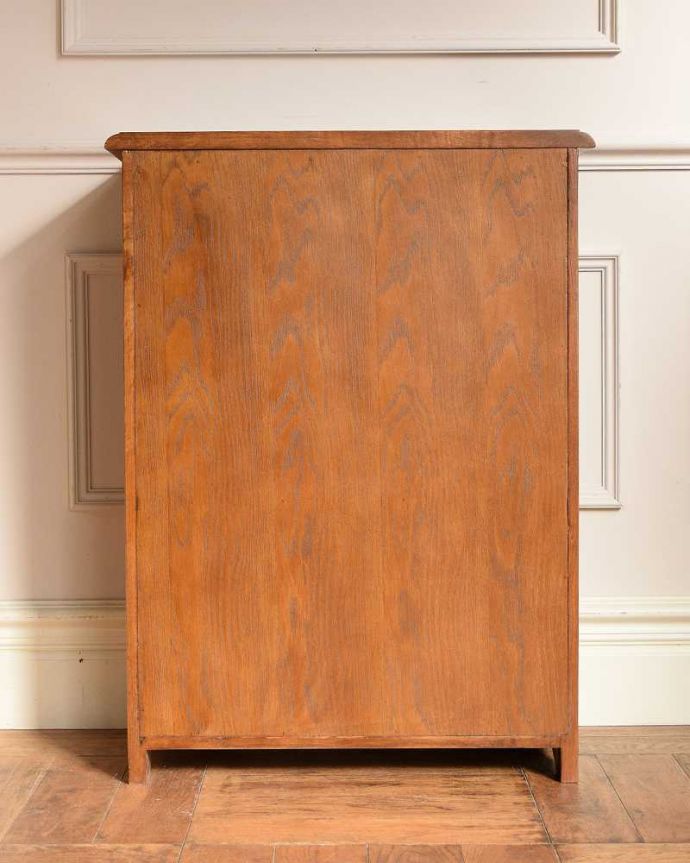 アンティーク風の家具 アンティーク風 アンティーク家具屋が選んだアンティーク風の家具、コンパクトサイズの本棚。後ろから見ると・・・後ろ姿もキレイです。(y-368-f)